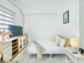 WV 21 Bright & Airy Studio